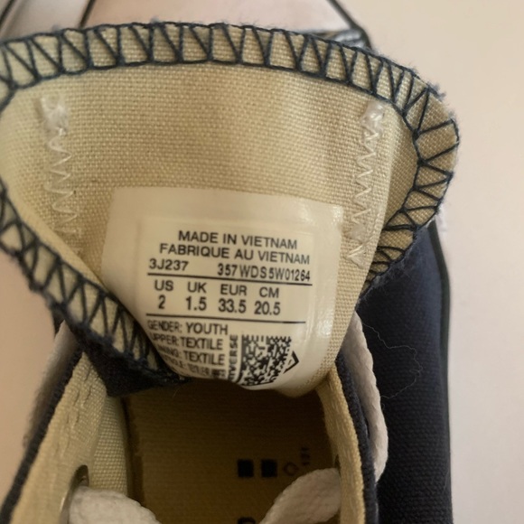Boys Converse Size 3 - Picture 1 of 6